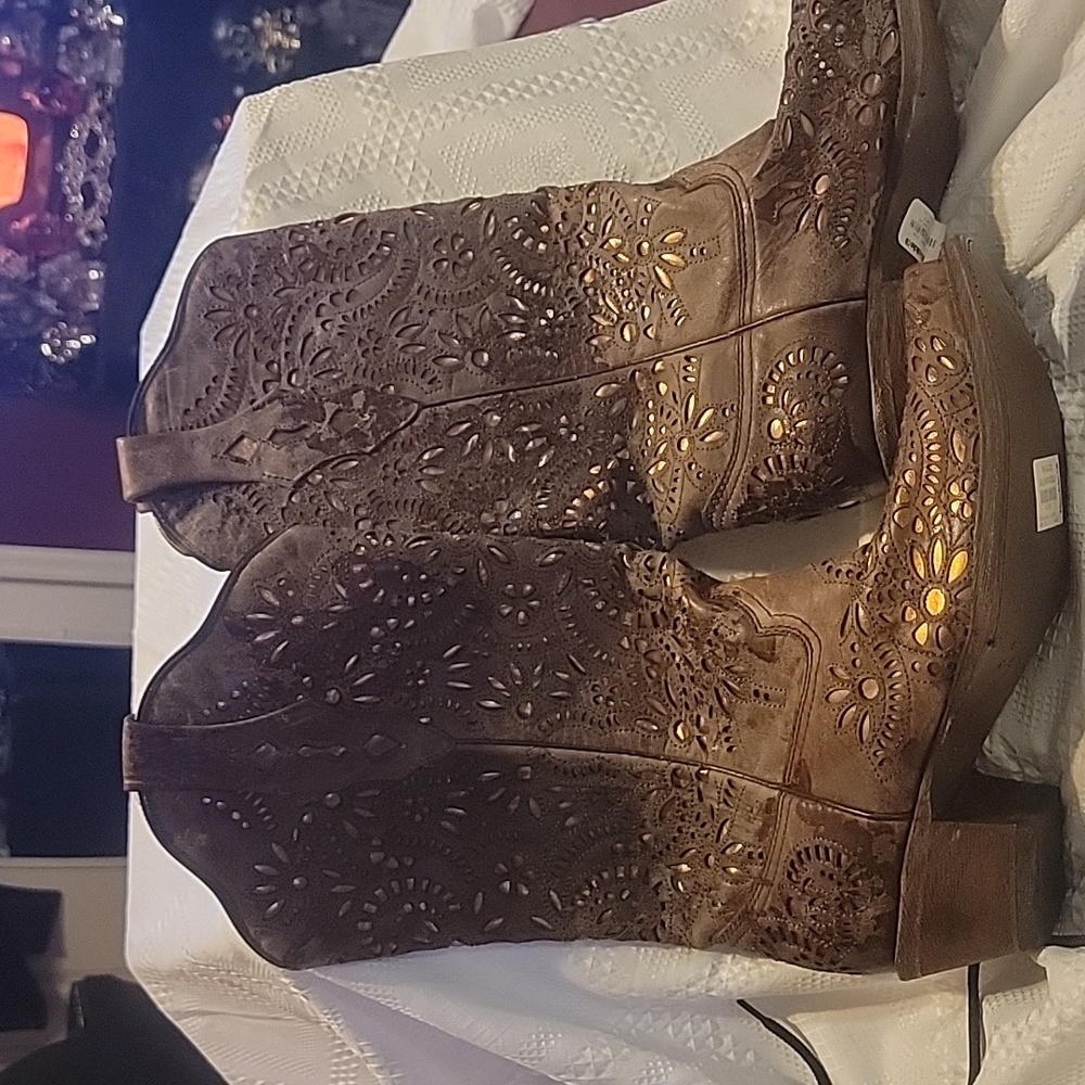 Ladies Cowboy boots size 9 med brown an gold